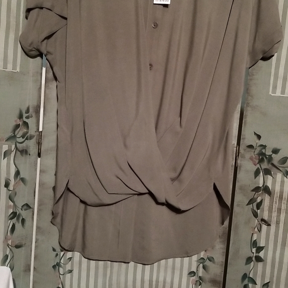Women's NWT Button front Blouse size Medium - Picture 3 of 6